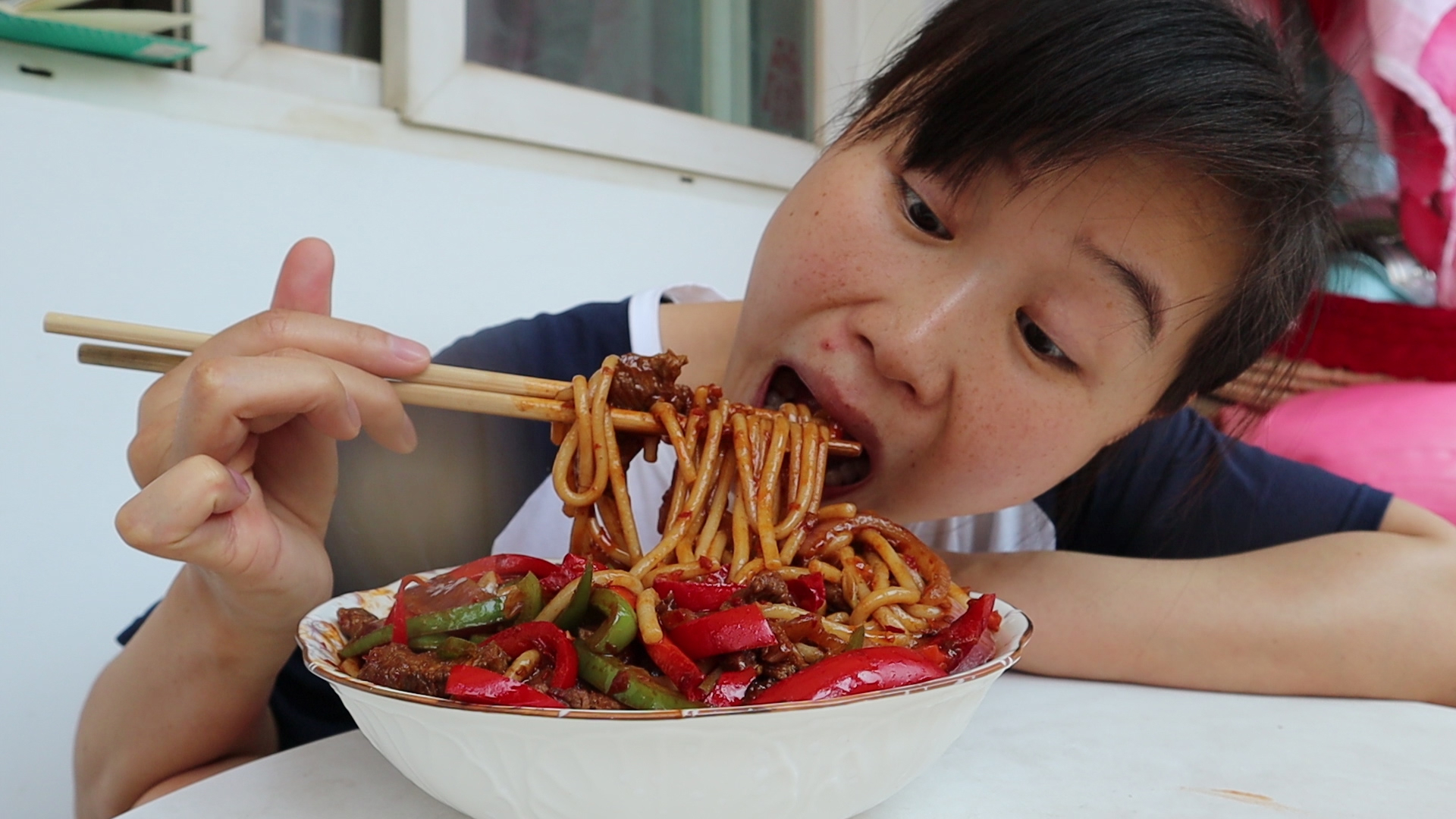 一斤米粉半斤肉,妹子挑战新疆爆辣炒米粉,一人一盆汗直流,过瘾